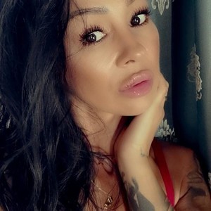 GlamouRose naked before webcam in live porn chat