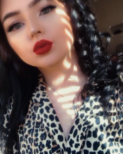GoldenDolly naked stripping on cam for live sex video chat