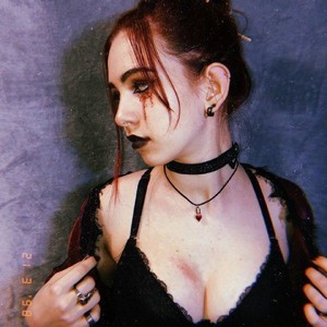 GothicGirl696 naked before webcam in live porn chat