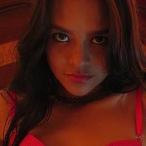 Gretamilan naked before webcam in live porn chat
