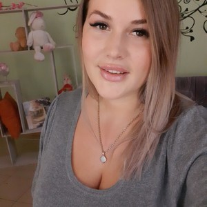 Haley_Brown naked before webcam in live porn chat