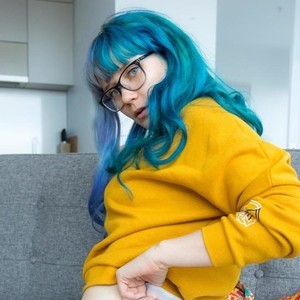 heidiv naked before webcam in live porn chat