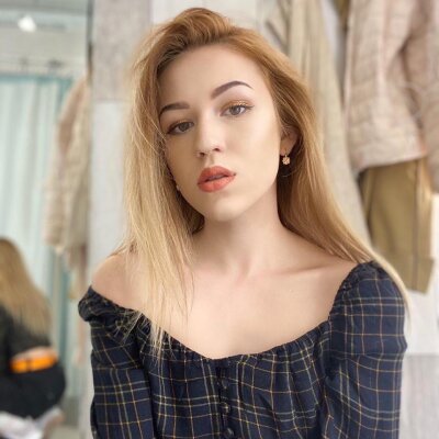 HurrieLovee naked stripping on cam for live sex video chat