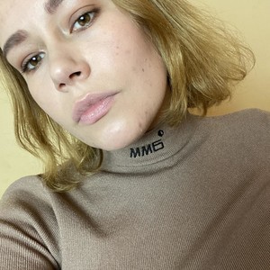 Innesaa naked before webcam in live porn chat