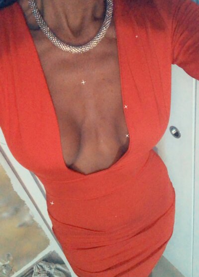 ISISLAFRANCAISE naked stripping on cam for live sex video chat