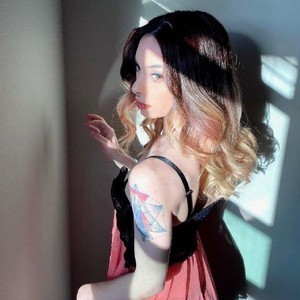 JaylaBliss naked before webcam in live porn chat