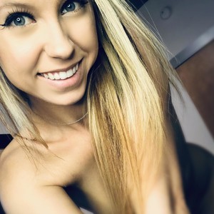 Jayne naked before webcam in live porn chat