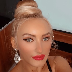 Jessicablondy naked before webcam in live porn chat