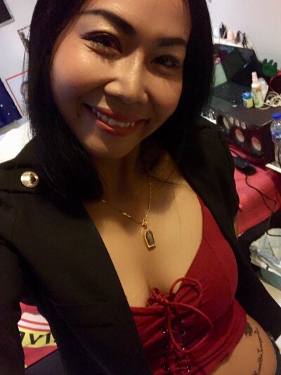 jewelryglod naked stripping on cam for live sex video chat