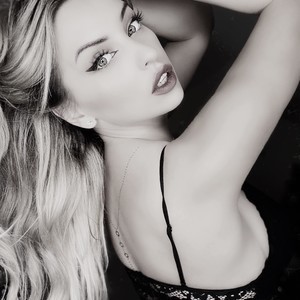 JolieAn naked before webcam in live porn chat