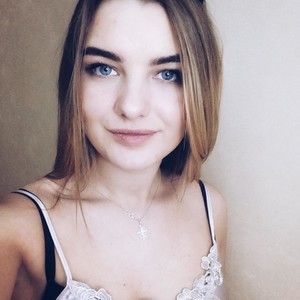 Juicy_Alice naked before webcam in live porn chat