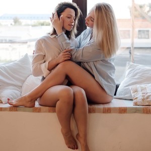 KamillaJo naked before webcam in live porn chat