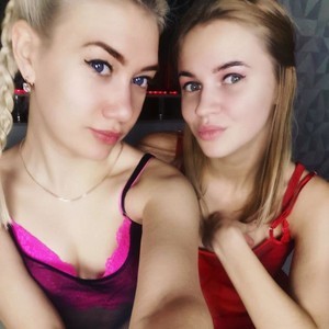 KarenaEnzo naked before webcam in live porn chat