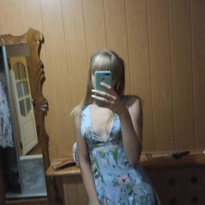KarlinX naked before webcam in live porn chat