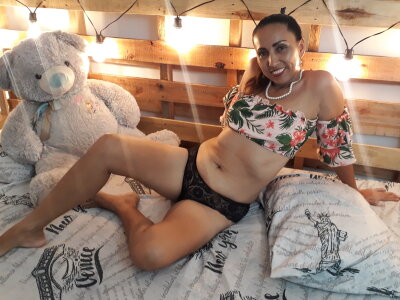 KarolMilf naked stripping on cam for live sex video chat