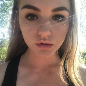 KateTheQueen naked before webcam in live porn chat