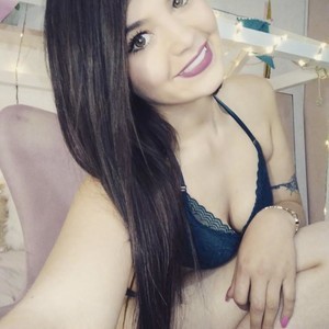 Katthy_18 naked before webcam in live porn chat
