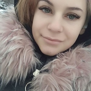 KaylinRoss naked before webcam in live porn chat