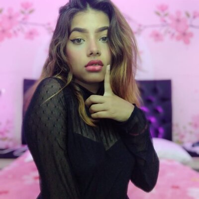 kelly_goddess naked stripping on cam for live sex video chat