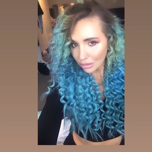 Kennedy_18 naked before webcam in live porn chat