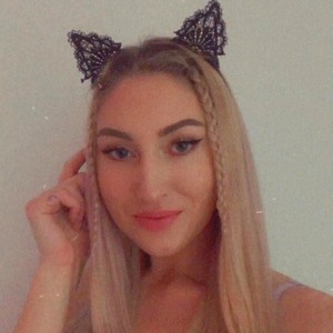 Khloe_Chase naked before webcam in live porn chat