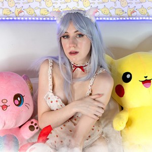Kitty_coxx naked before webcam in live porn chat