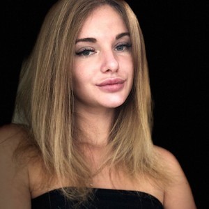 LadyDiDi naked before webcam in live porn chat