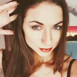 LadyEn naked before webcam in live porn chat