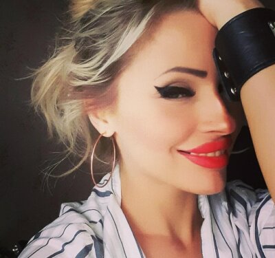 LadyRoxxy naked stripping on cam for live sex video chat