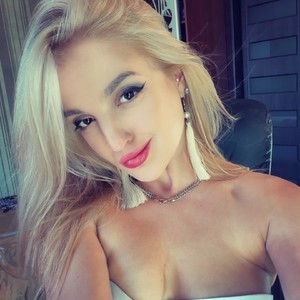 LassCherry18 naked before webcam in live porn chat