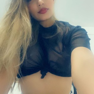 Lausmith naked before webcam in live porn chat