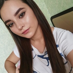 LaylaTinker naked before webcam in live porn chat