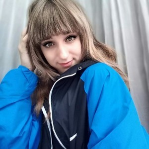 Leev_queenn naked before webcam in live porn chat