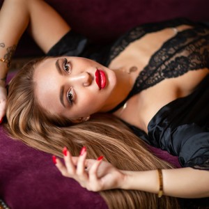 LeksWest naked before webcam in live porn chat