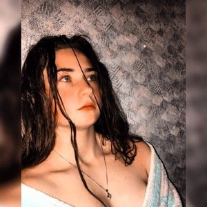 Liinaa naked before webcam in live porn chat