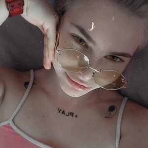 Lil_Bee naked before webcam in live porn chat