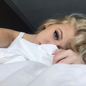 LilliRubi naked before webcam in live porn chat