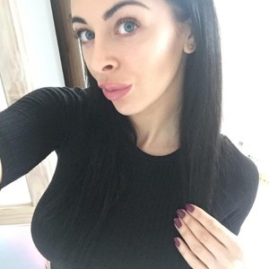 LionaLI naked before webcam in live porn chat
