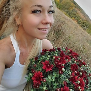 LoreenThornon naked before webcam in live porn chat