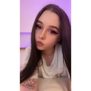 Loriela naked before webcam in live porn chat