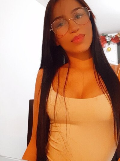 lovellyemma naked stripping on cam for live sex video chat