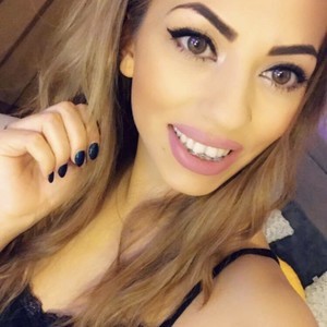 LovelySaby naked before webcam in live porn chat