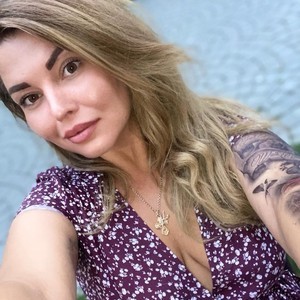 Lovers_Ann naked before webcam in live porn chat