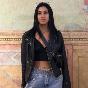 Luci_se naked before webcam in live porn chat