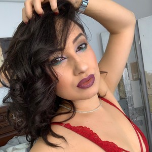 LucyQuin naked before webcam in live porn chat