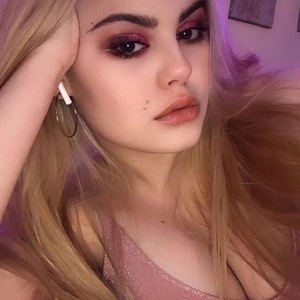 LunaSeduces naked before webcam in live porn chat