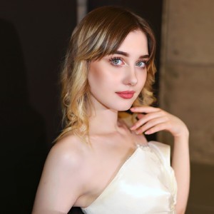 MagicEyees naked before webcam in live porn chat