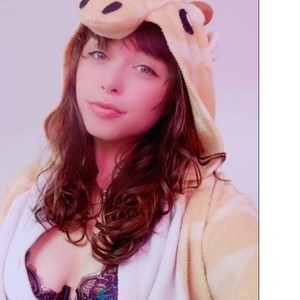 Makiyahbelle naked before webcam in live porn chat