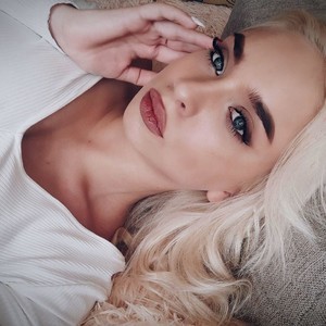MalikaNix naked before webcam in live porn chat