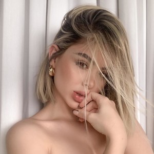 Manuu_ naked before webcam in live porn chat